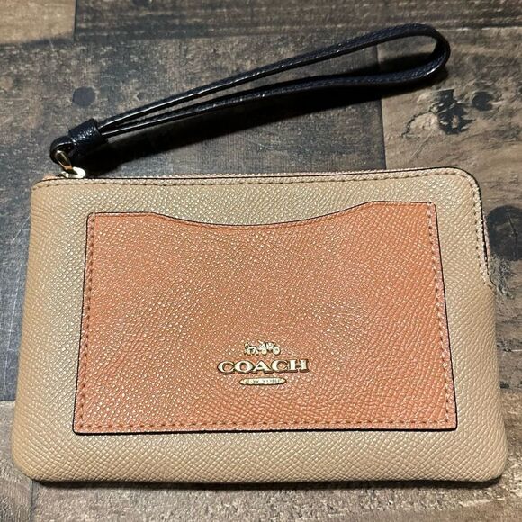 Coach Handbags - Coach Corner Zip Wristlet In Colorblock Leather